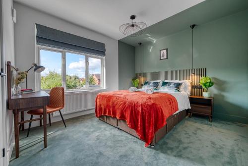 a bedroom with a bed and a desk and a window at Stylish 3 Bedroom Apartment in Southampton