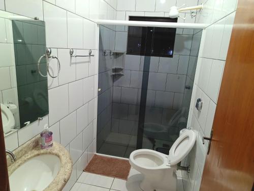 a bathroom with a toilet and a sink at Lindo Apto102 em Primavera do Leste in Primavera do Leste