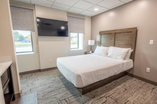 Ipswich的住宿－Yellowstone Motel，一间带大床和电视的卧室