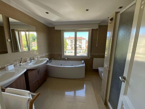 a large bathroom with two sinks and a tub at Rayo de sol in Altamira