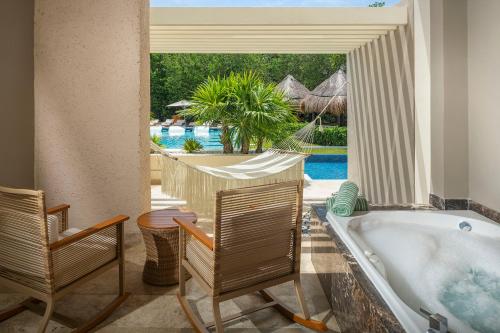 Bazén v ubytování Paradisus La Perla - Adults Only - Riviera Maya - All Inclusive nebo v jeho okolí