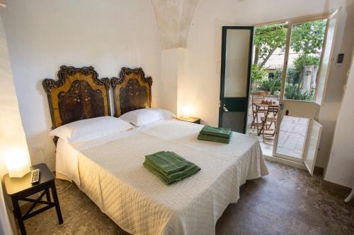 A bed or beds in a room at Giardino Nascosto