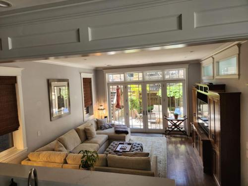 sala de estar con sofá y TV en Featured in Chicago Socials Most Luxurious Airbnbs, en Chicago