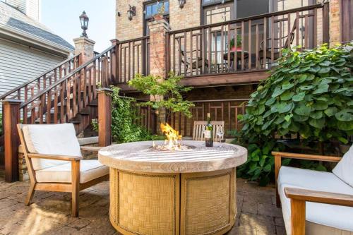 patio con fogata y balcón en Featured in Chicago Socials Most Luxurious Airbnbs, en Chicago