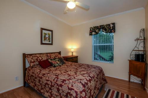 1 dormitorio con cama y ventana en The Blue Nile! Your Florida Vacation is Calling. Vacation, Leisure or Business, en Homosassa
