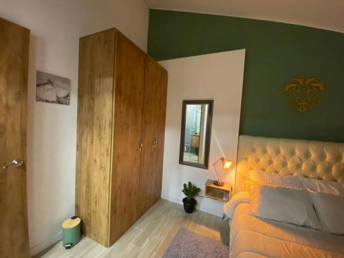 a bedroom with an orange bed and a green wall at Acogedor Loft en Bogotá in Bogotá