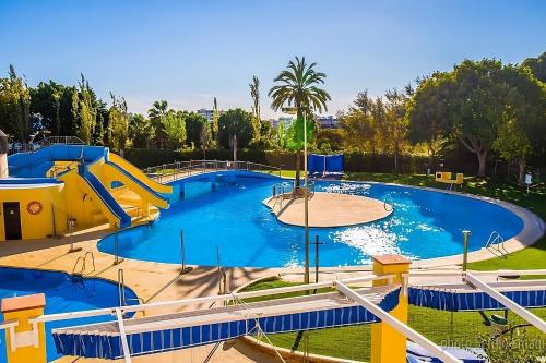 duży basen ze zjeżdżalnią w parku wodnym w obiekcie Jupiter. Moderno estudio. Vistas al mar y montaña w mieście Benalmádena