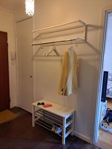 een kamer met een kast met een plank en een tafel bij Lägenhet nära grönområde in Malmö