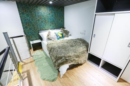 1 dormitorio con 1 cama con edredón en A101 Comfy Stylish Loft, en Coventry
