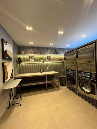 eine Waschküche mit Waschmaschine und Trockner in der Unterkunft Stúdio Completo, moderno e aconchegante. in Criciúma