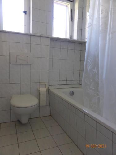 een badkamer met een toilet, een bad en een wastafel bij Natur pur im Erzgebirge in Breitenbrunn