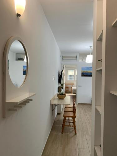 corridoio con tavolo e specchio di Green Beach Las Canteras a Las Palmas de Gran Canaria