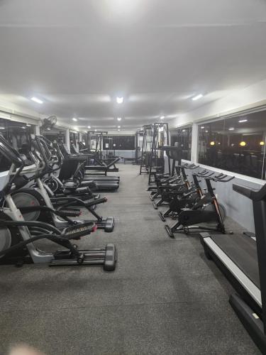 Fitness centrum a/nebo fitness zařízení v ubytování LaGrande Residence Shower & Bath 10th FLR Unit