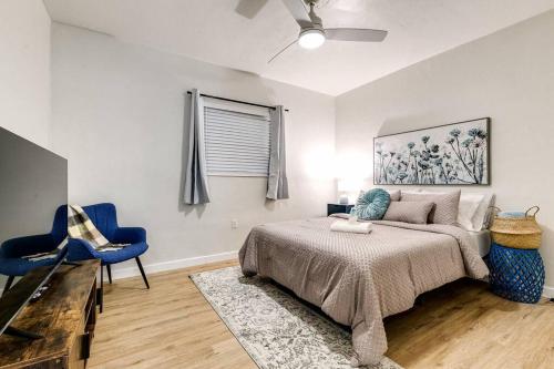 - une chambre avec un lit et une chaise bleue dans l'établissement Spacious 2 BR near Miami Airport Virg 5, à Miami