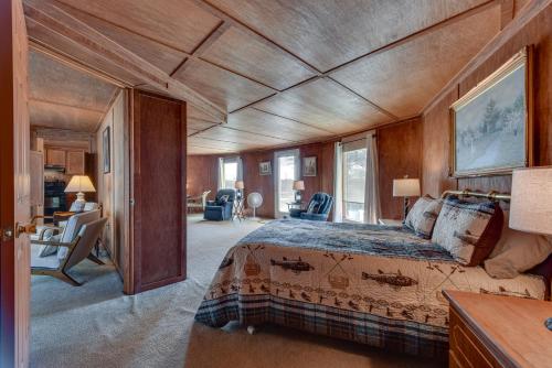 1 dormitorio con 1 cama grande en una habitación en Waterfront Jonesville Studio on Black River Lake!, 