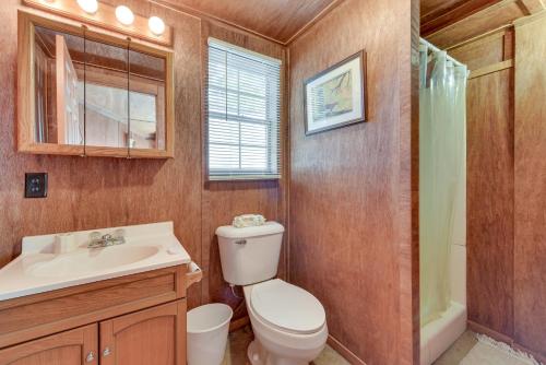 een badkamer met een toilet en een wastafel bij Waterfront Jonesville Studio on Black River Lake! 