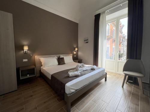 1 dormitorio con cama y ventana grande en Nove Volte B&B, en Catania