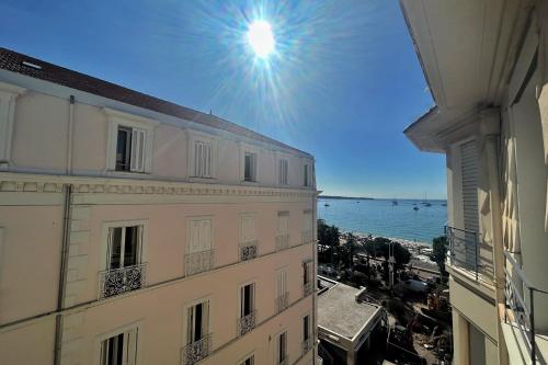 une vue sur l'océan depuis un immeuble dans l'établissement Haven of peace overlooking the Croisette, à Cannes
