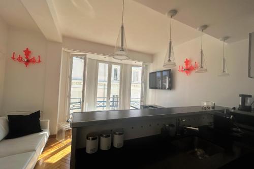 une cuisine avec un comptoir noir dans une pièce dans l'établissement Haven of peace overlooking the Croisette, à Cannes