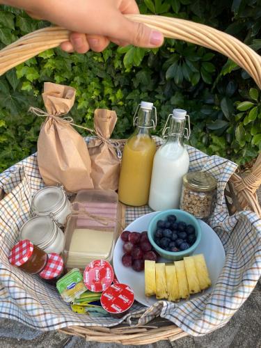 een picknickmand met eten, melk en kaas bij Refúgio do Lago in Frossos