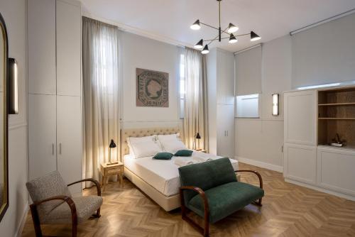 una camera con un letto e due sedie di Casa dos Correios a Vila Real