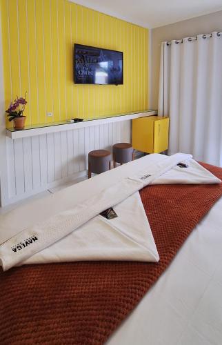 a hospital room with a bed with avertisementvertisement at Navega Hotéis in Navegantes