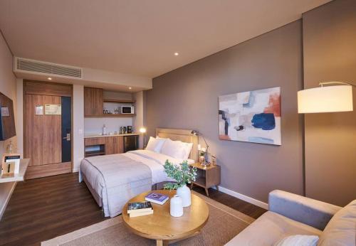una camera d'albergo con letto e soggiorno di caluce hab 405 by letoh a Chía