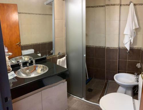 a bathroom with a sink and a toilet at Supercéntrico la Docta in Cordoba