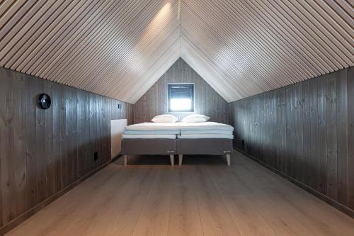 Säng eller sängar i ett rum på Bryggeleilighet i Henningsvær