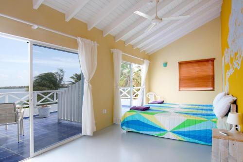 Un pat sau paturi într-o cameră la Marazul Dive Resort