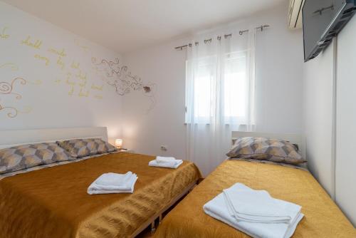 Apartments with parking space Trogir - 21795