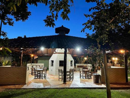 patio con zona de comedor al aire libre por la noche en Guaratiba, paraíso particular Apto 23, en Prado