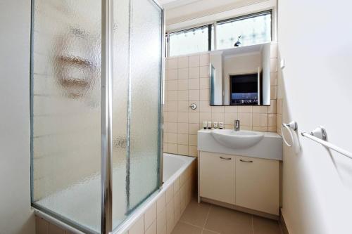 a bathroom with a shower and a sink at Northcote Charm Spacious and Quiet Suburban Stay in Melbourne