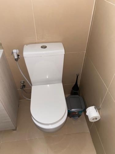 a bathroom with a white toilet in a room at Katila-Rooms in Santa Maria