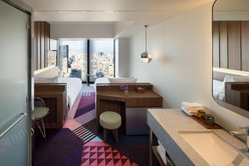 Postel nebo postele na pokoji v ubytování HOTEL GROOVE SHINJUKU, A PARKROYAL Hotel