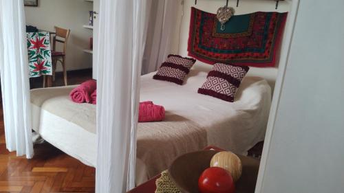 Un pat sau paturi într-o cameră la Via Arriba Apartamento