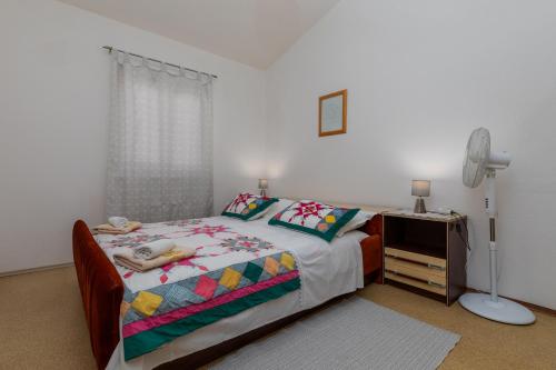 - une petite chambre avec un lit et une commode dans l'établissement Apartments with a parking space Dugi Rat, Omis - 11483, à Dugi Rat