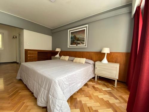 um quarto com uma cama grande e 2 candeeiros em Exclusivo piso Mendoza centro em Mendoza