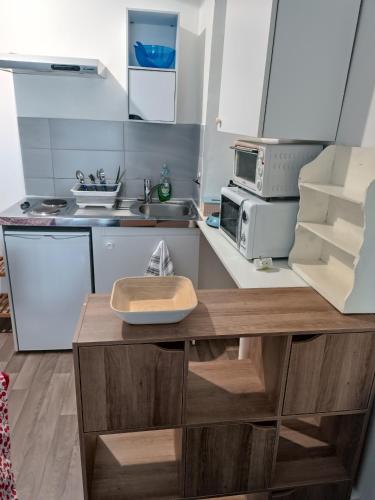 Η κουζίνα ή μικρή κουζίνα στο Logement 1