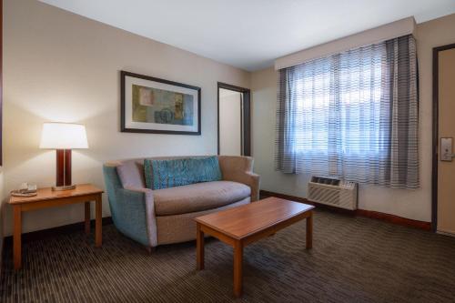 Coin salon dans l'établissement Days Inn by Wyndham Encinitas Moonlight Beach