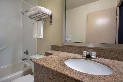 Salle de bains dans l'établissement Days Inn by Wyndham Encinitas Moonlight Beach