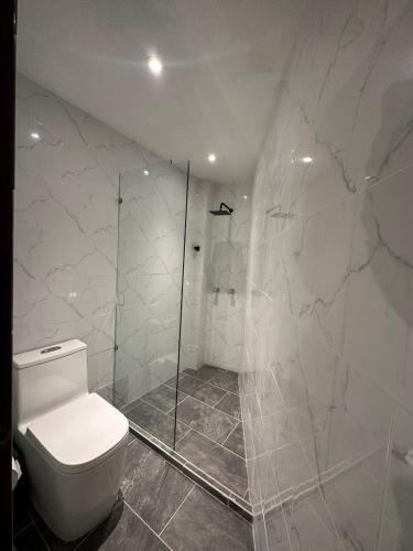 Un baño de HOTEL BALI AT POBLADO