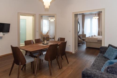 sala de estar con mesa de comedor y sofá en Balkan dream **** en Belgrado