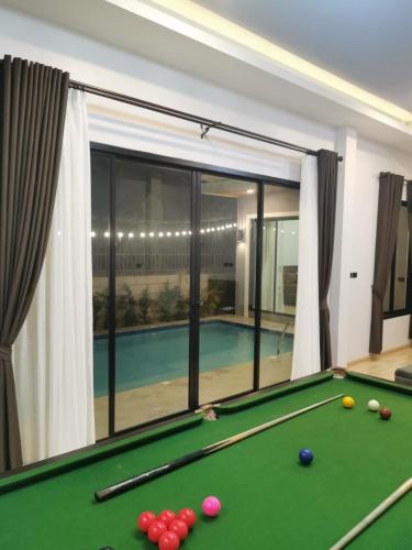 Una mesa de billar en DeeverPool Villa