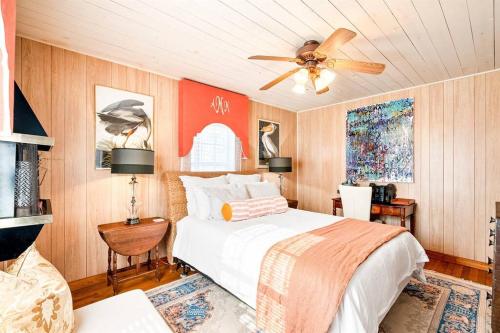 ein Schlafzimmer mit einem Bett und einem Deckenventilator in der Unterkunft Sweet Tea Cottage-Cullman in Hanceville