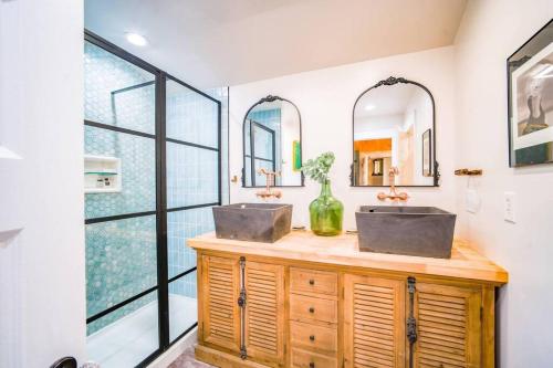 Gambar di galeri bagi SweetSuiteCullman-couples retreat tiny home dwntwn di Cullman