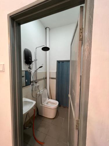 La salle de bains est pourvue de toilettes et d'un lavabo. dans l'établissement HomestayHA Taman Lembah Bujang FOR MAHRAM ONLY, à Bedung