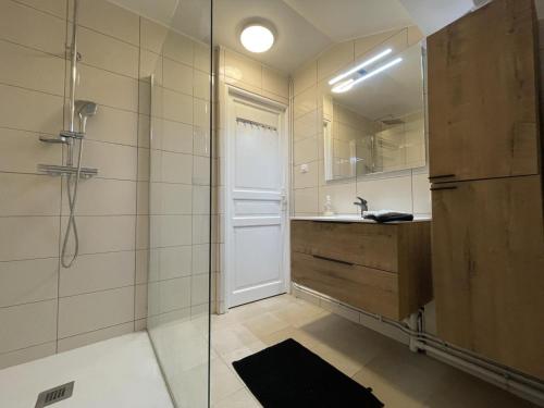 La salle de bains est pourvue d'une douche, d'un lavabo et d'un miroir. dans l'établissement Gîte Rongères, 2 pièces, 2 personnes - FR-1-489-381, 