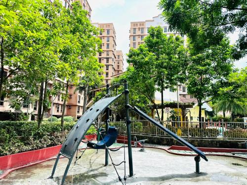 een speeltuin met glijbaan in een park bij Avida Tower Sucat, comfortable studio type in Manilla