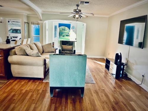 ein Wohnzimmer mit einem Sofa und einem Kamin in der Unterkunft Cheerful 3 Bedroom Home mins from Clearwater Beach in Clearwater